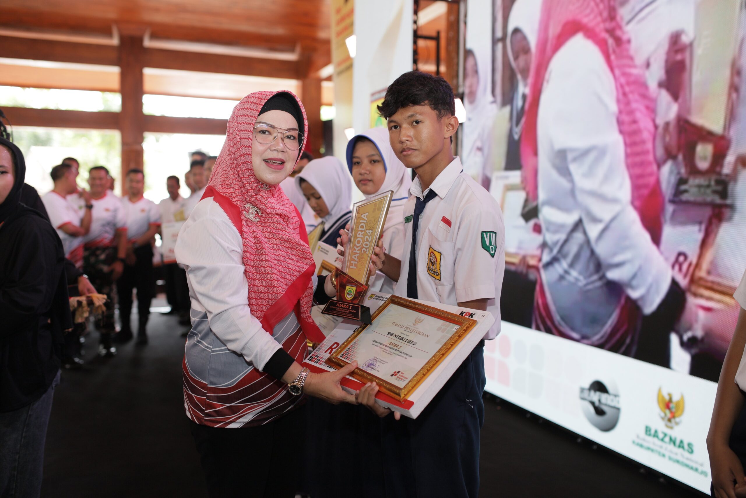 Penyerahan hadiah kepada juara lomba Hakordia