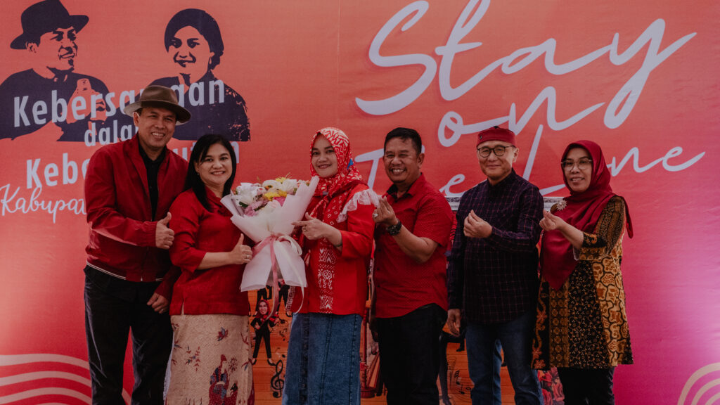 Pemberian kenang-kenangan kepada Bupati Wonogiri di acara Farewell Bupati